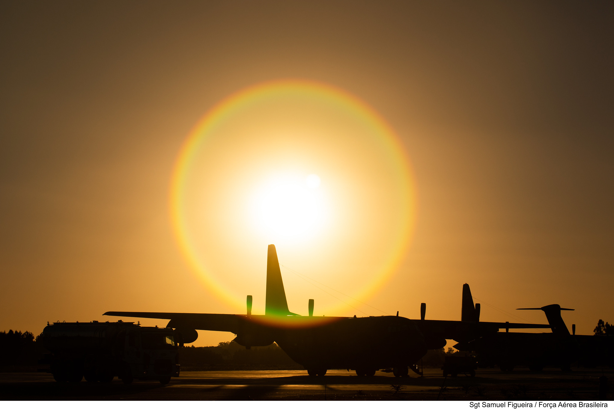 Sol em pátio de aeroporto