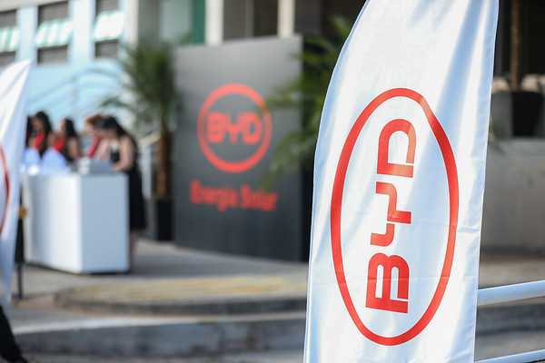 BYD vai investir R$ 10 bilhões no Brasil; estratégia integra venda de painéis solares e veículos elétricos