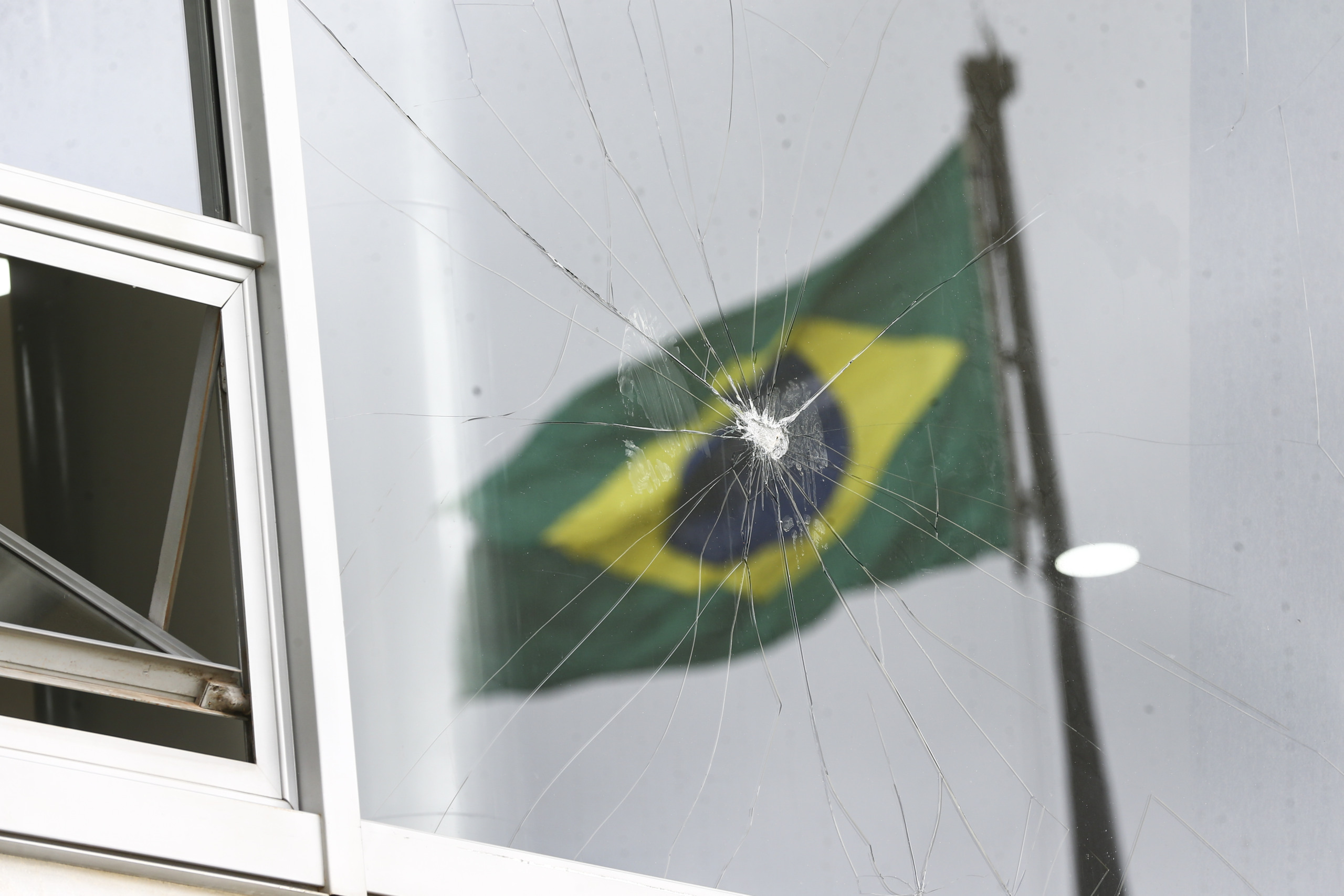 Móveis e janelas danificadas no Palácio do Planalto.