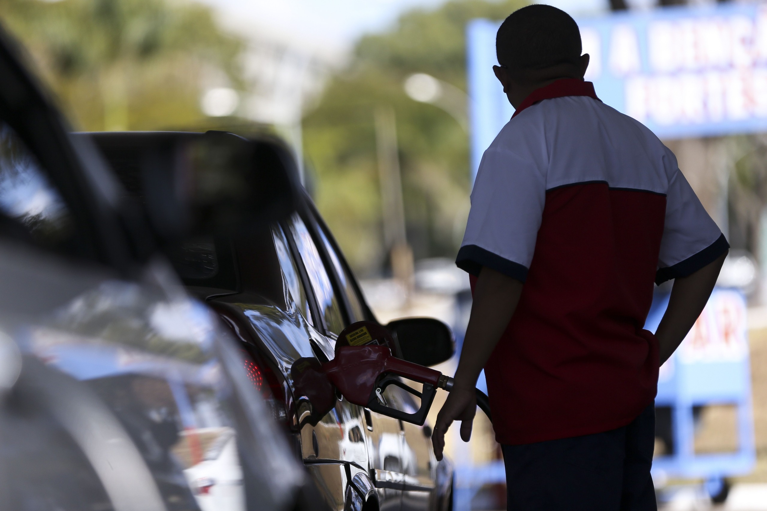 Brasília – Postos de combustíveis ajustam os preços e repassam para o consumidor o aumento da alíquota do PIS e Cofins pelo litro da gasolina(Marcelo Camargo/Agência Brasil)