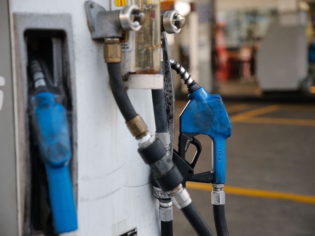 Greve de caminhoneiros causa desabastecimento de combustível em postos de gasolina da cidade de Teresópolis, na região serrana do Rio de Janeiro.