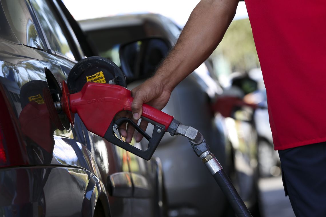 Brasilienses enfrentam até 4km de filas para abastecer em posto de combustíveis que vende gasolina a R$ 2,98 como parte do Dia da Liberdade de Impostos (DLI). Brasilienses enfrentam até 4km de filas para abastecer em posto de combustíveis que vende gasolina a R$ 2,98 como parte do Dia da Liberdade de Impostos (DLI).