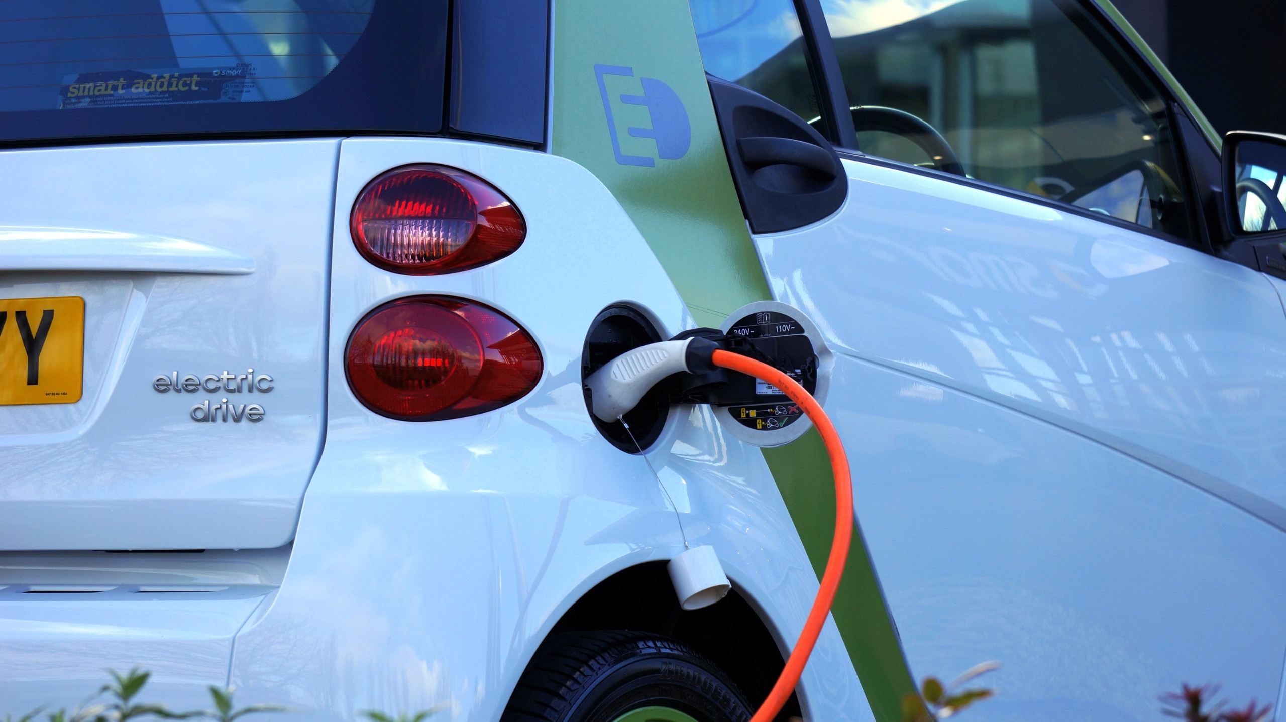 Paes sanciona lei que prioriza veículos elétricos na renovação da frota do RJ