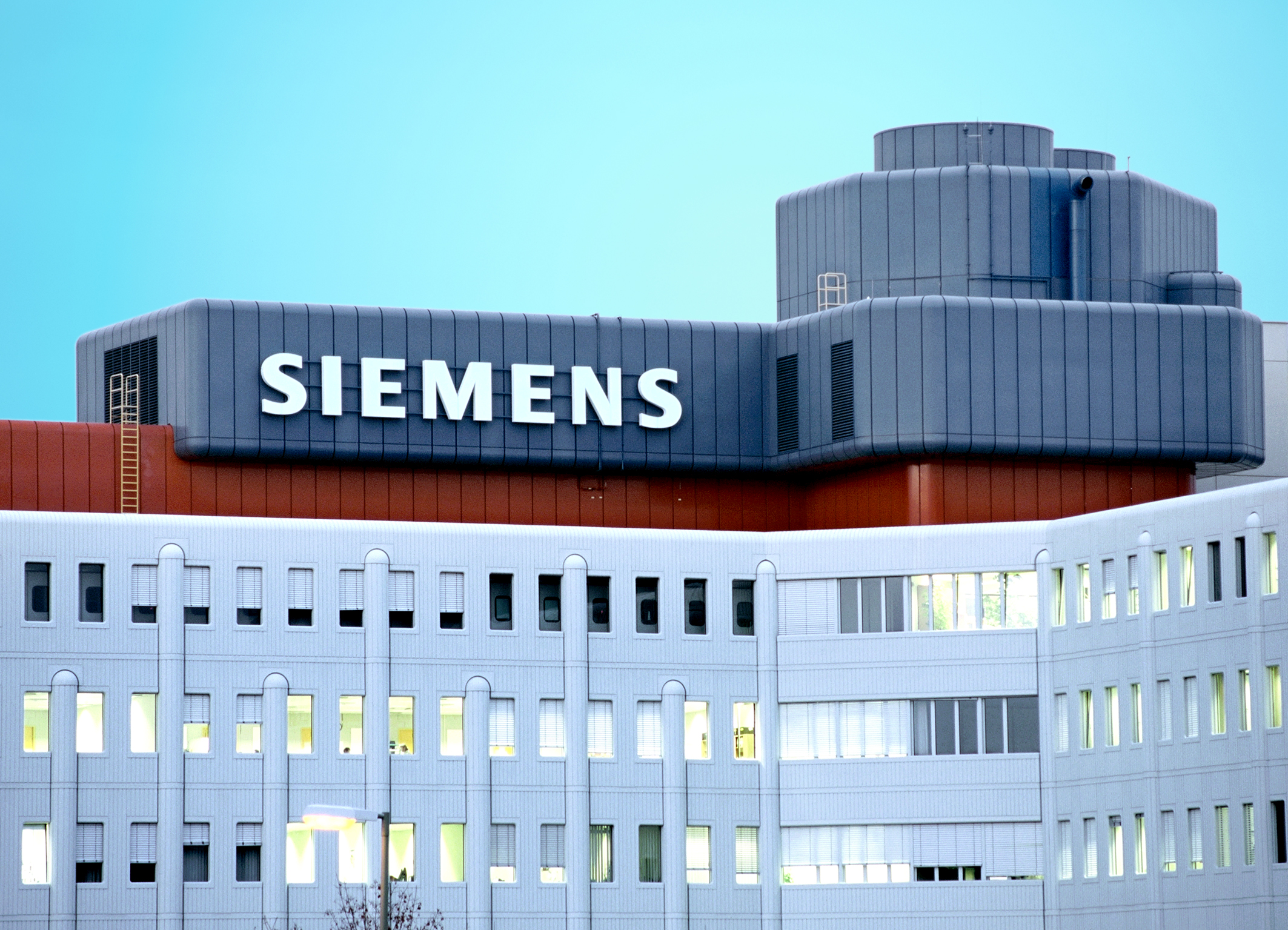 referencenumber: sosep200411-05 Siemens AG 21.01.2004 | Siemens  das bedeutet Innovation, Kundenorientierung und globale Wettbewerbsfähigkeit. Und es bedeutet ein breit gefächertes Geschäftsportfolio, das das Unternehmen gerade in schwierigen Zeiten robust macht und aus dem es durch konsequente Nutzung von Synergien eine einzigartige Angebotsstärke gewinnt. Siemens AG January 21, 2004 | Siemens stands for innovation, customer […]