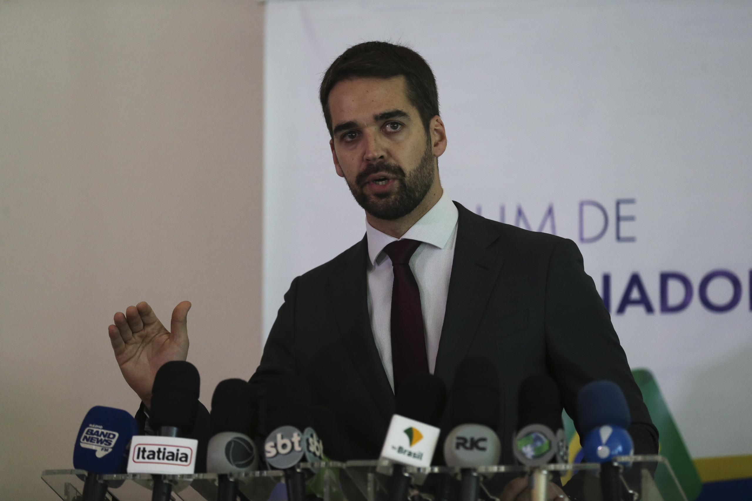 O governador do Rio Grande do Sul, Eduardo Leite, fala à imprensa durante a 5ª Reunião do Fórum de Governadores.