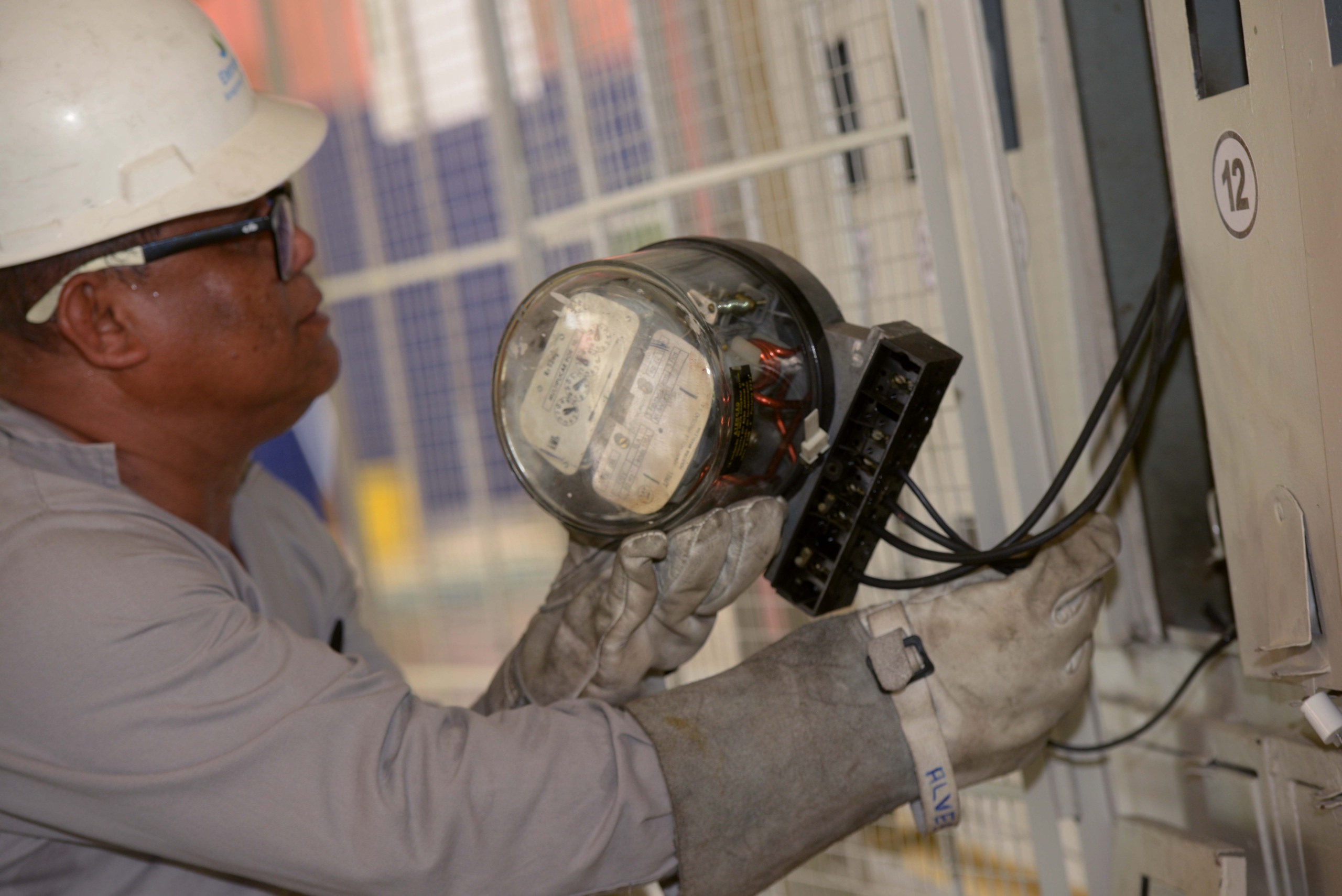 Eletricista faz inspeção em medidor de energia