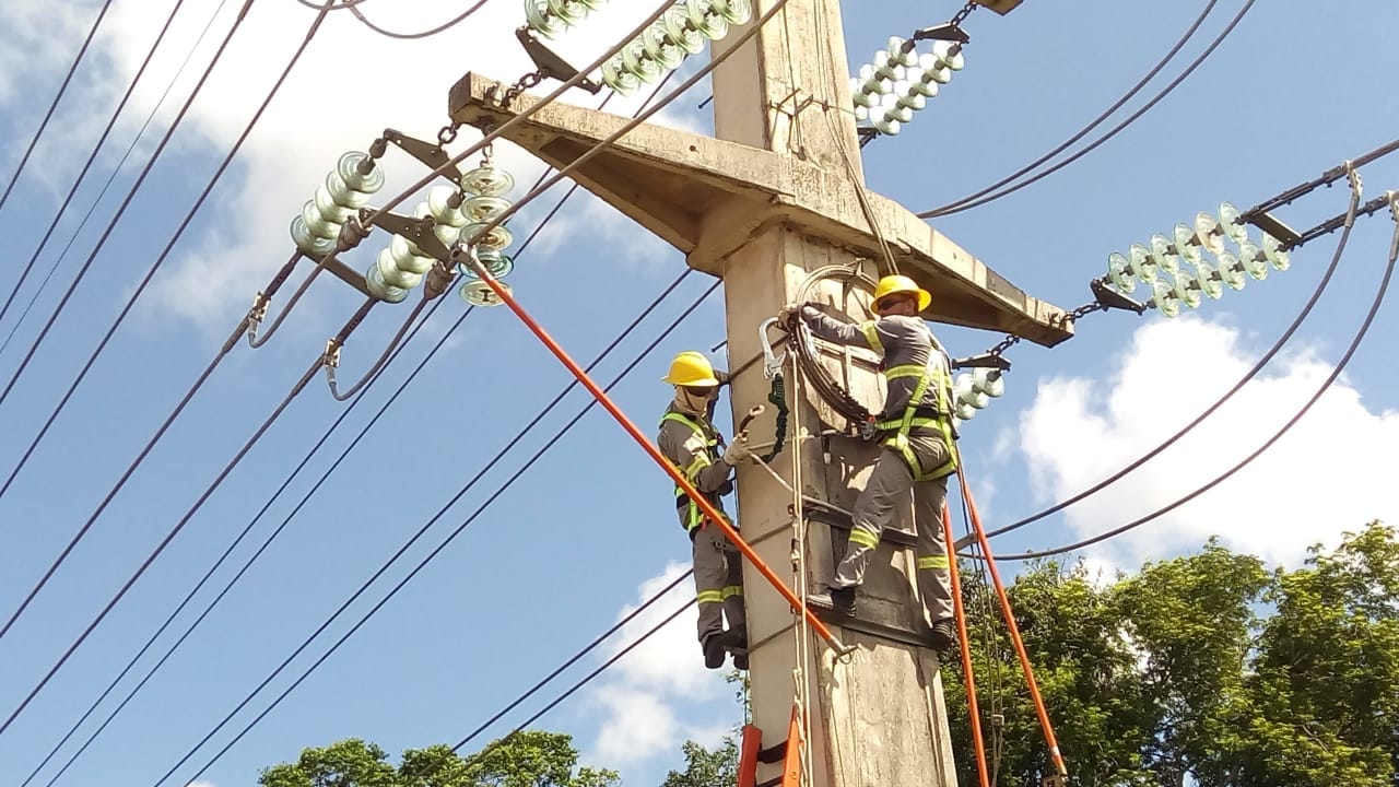 Eletricistas fazem reparo em rede de distribuição