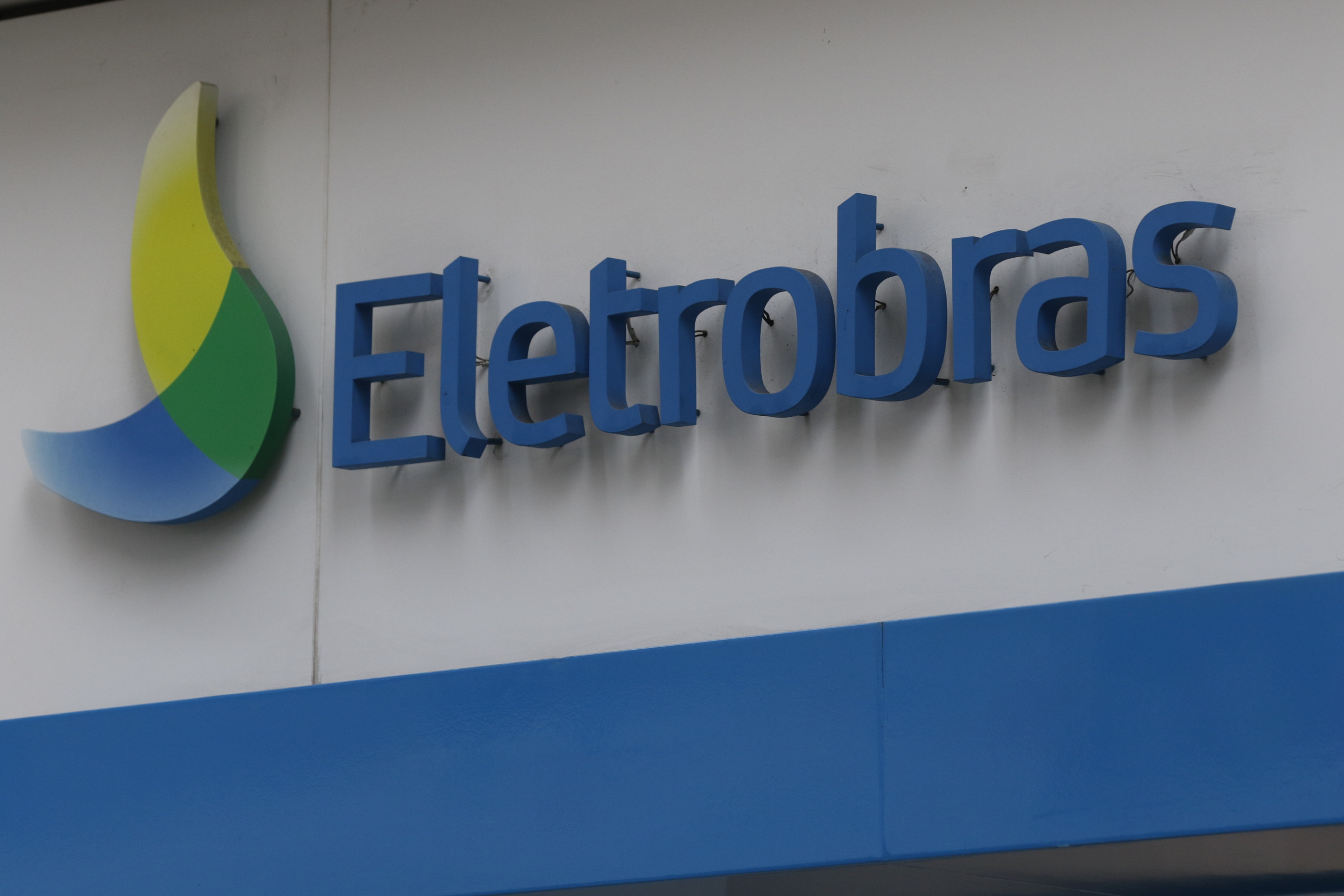 Logotipo da Eletrobras no edifício sede, no centro do Rio de Janeiro. A holding Centrais Elétricas Brasileiras S.A. atua na geração, transmissão e distribuição de energia.