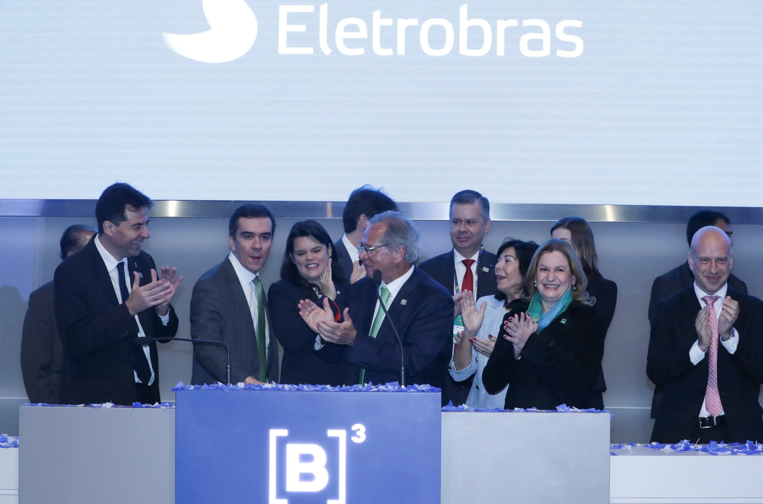 Eletrobras reintegra funcionários após decisão do TST