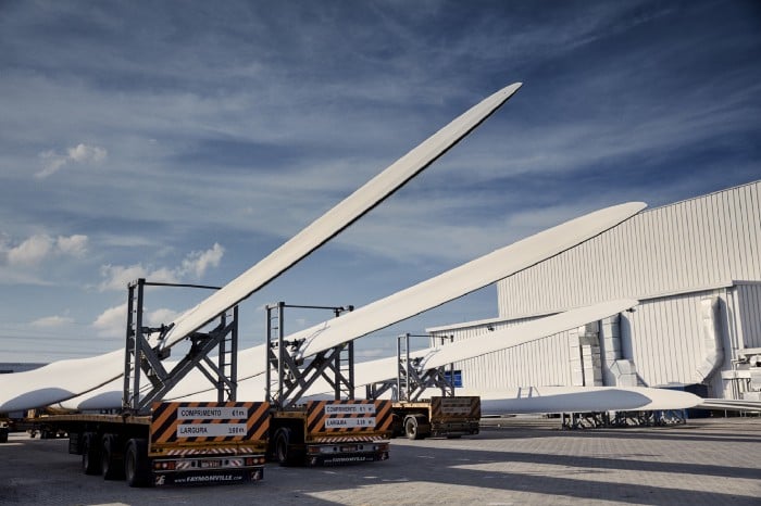 Imagem mostra pás eólicas em caminhão em fábrica da LM Wind