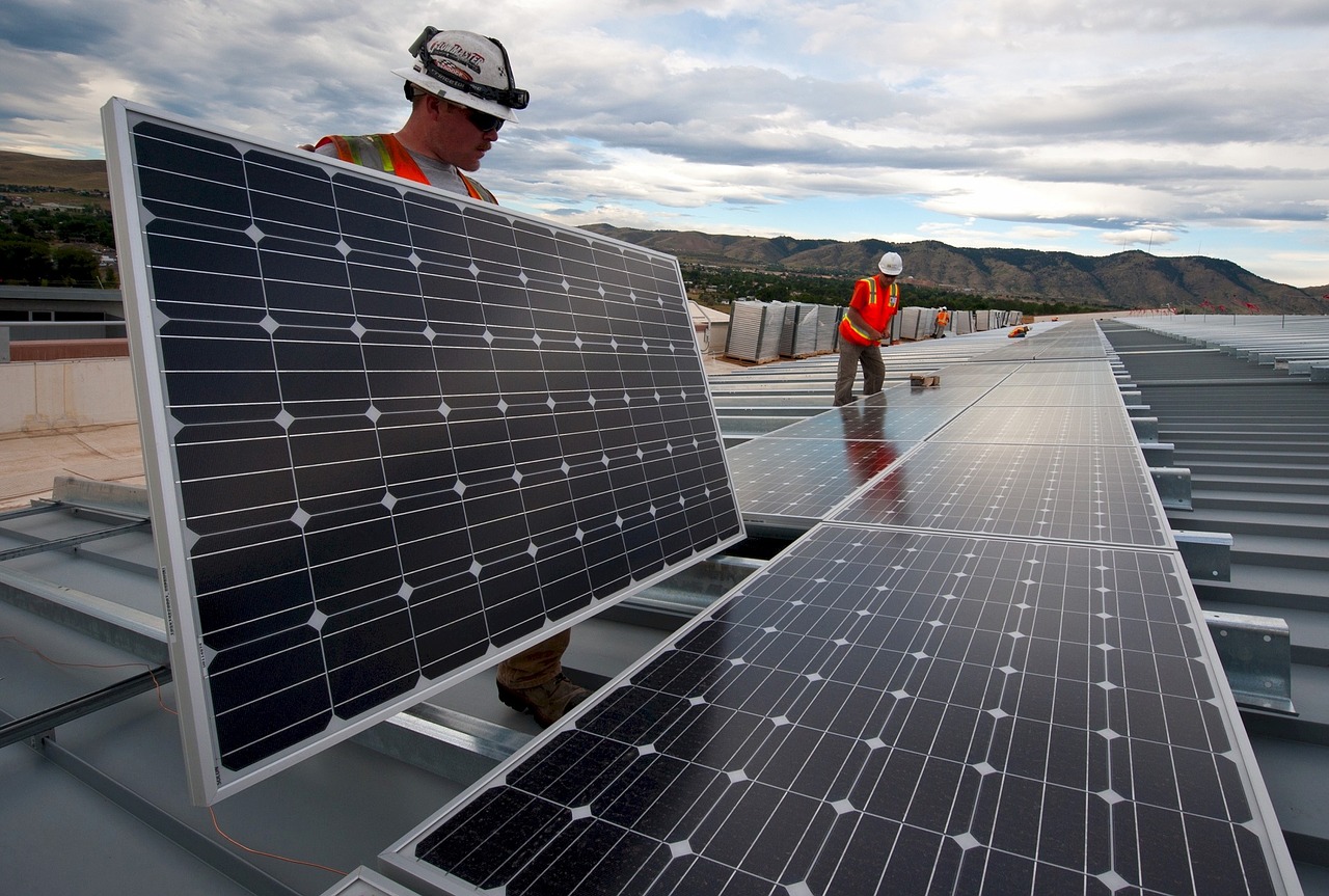 Ceará assina com Renovigi para fábrica de sistemas fotovoltaicos em Pecém