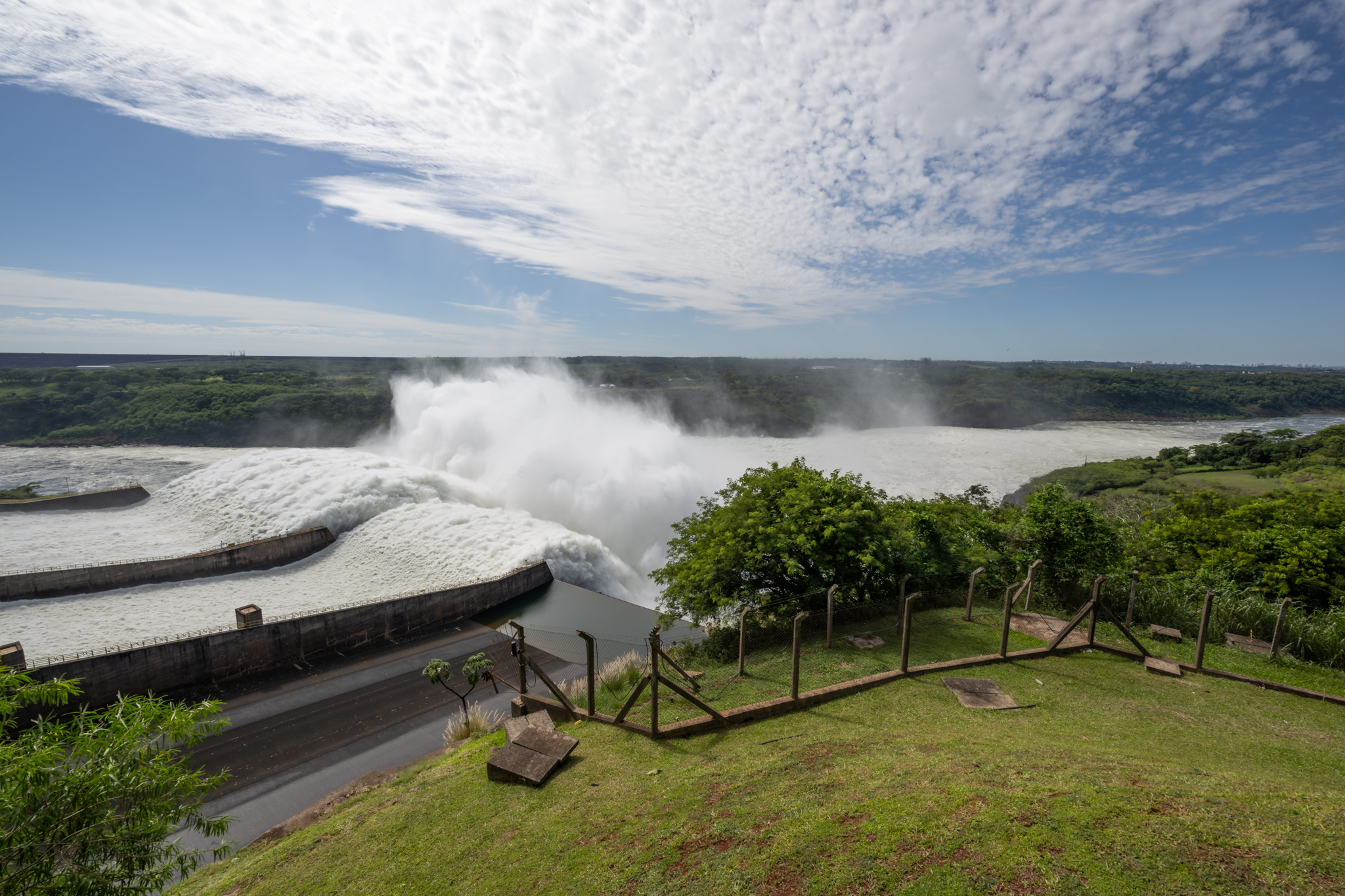 Brasil e Paraguai chegam a acordo sobre Itaipu que prevê venda de energia no mercado livre