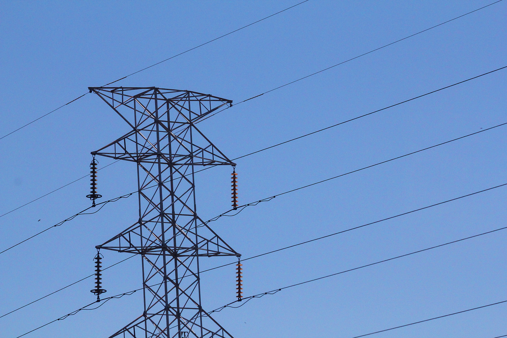 Torre de distribuição de energia elétrica de alta tensã