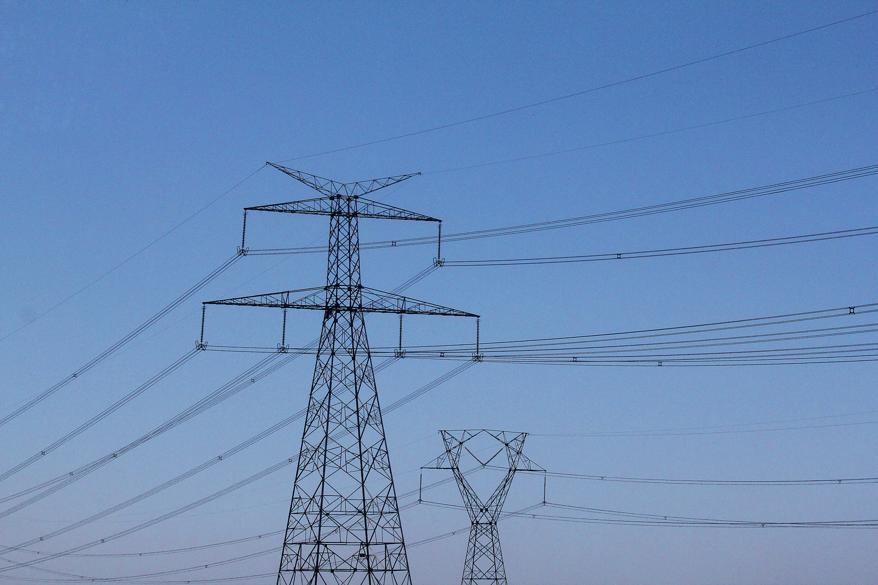 Torre de distribuição de energia elétrica de alta tensã