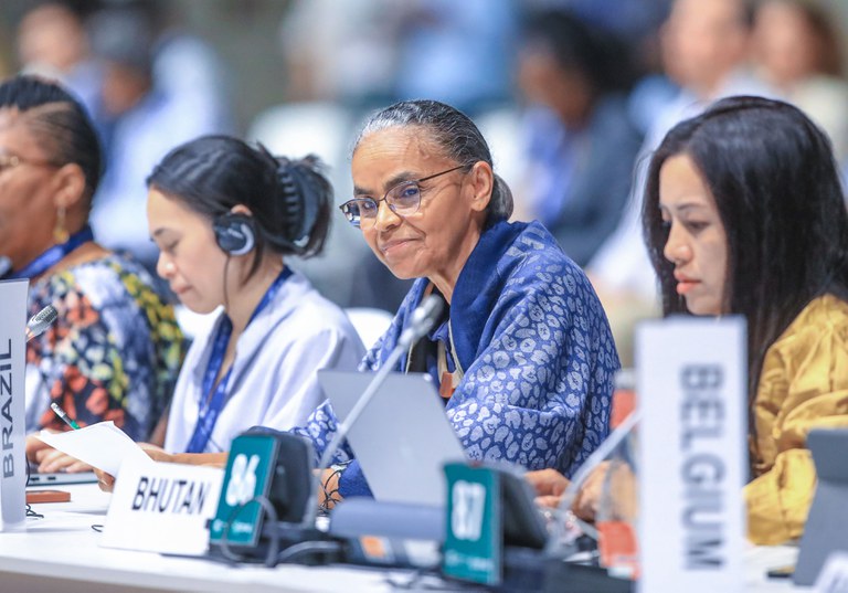 Precisamos tirar o "pé do acelerador" em combustíveis fósseis, diz Marina Silva Precisamos tirar o "pé do acelerador" em combustíveis fósseis, diz Marina Silva