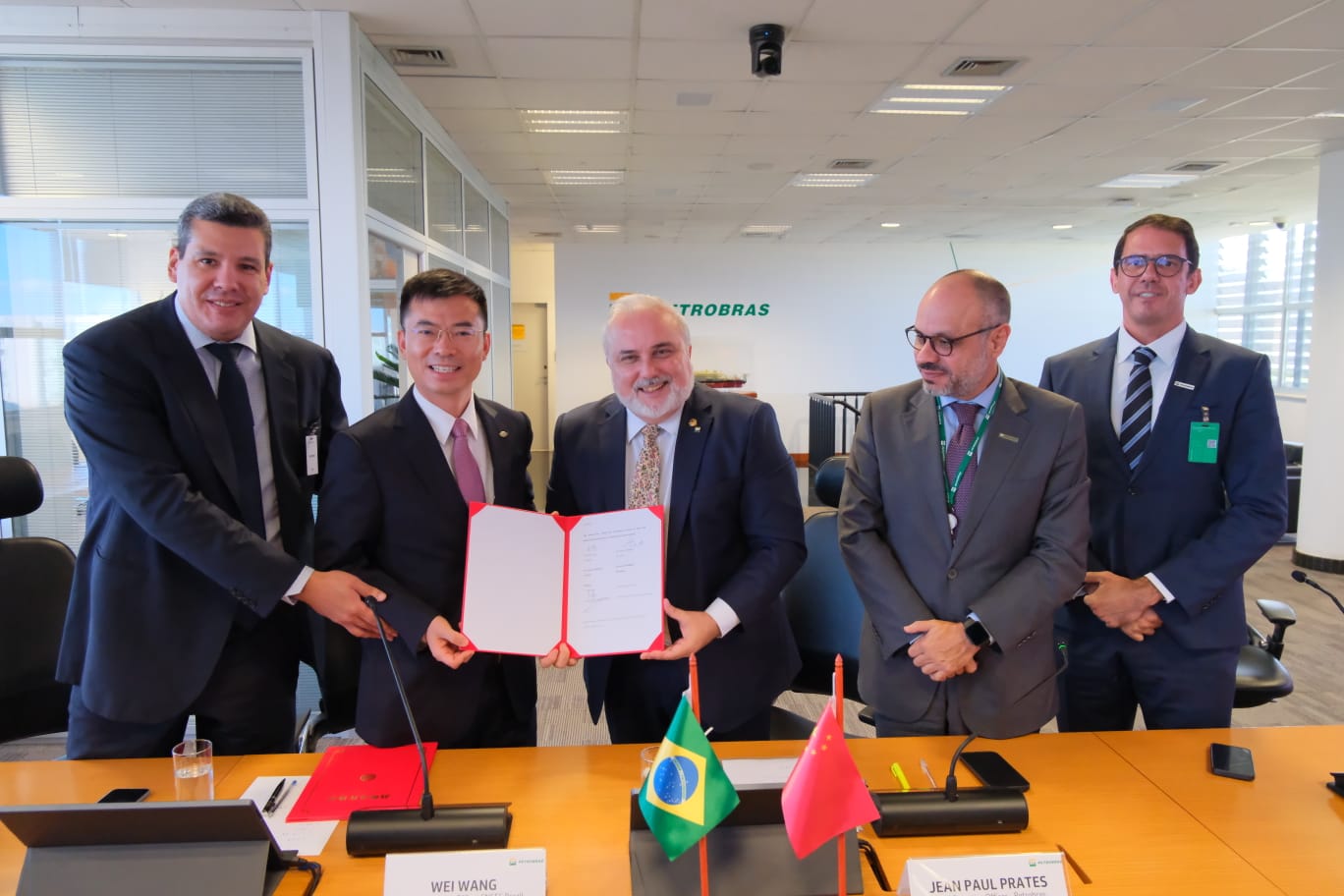 Petrobras assina acordo com empresa chinesa em renováveis e anuncia reativação de planta de fertilizantes