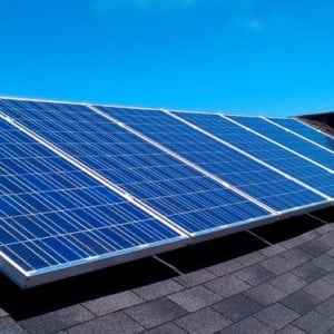 painel solar em telhado