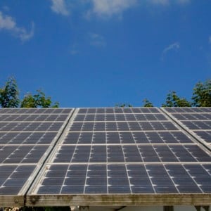 Painel solar em instalação de MMGD