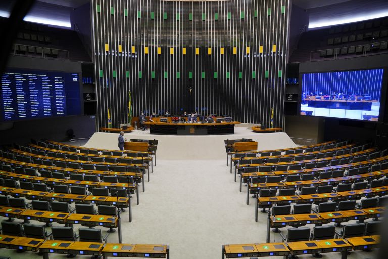 Deputados tentam sustar dispositivos da regulamentação do marco legal da GD