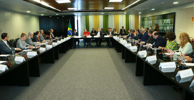 Promessa de diálogo e redução de subsídios: como foi a primeira reunião de Silveira com associações