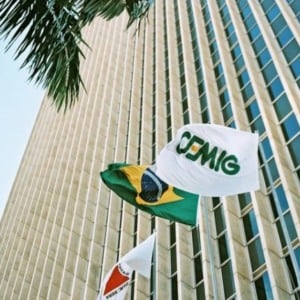 Sede da Cemig com bandeiras de Minas Gerais, do Brasil e da Cemig