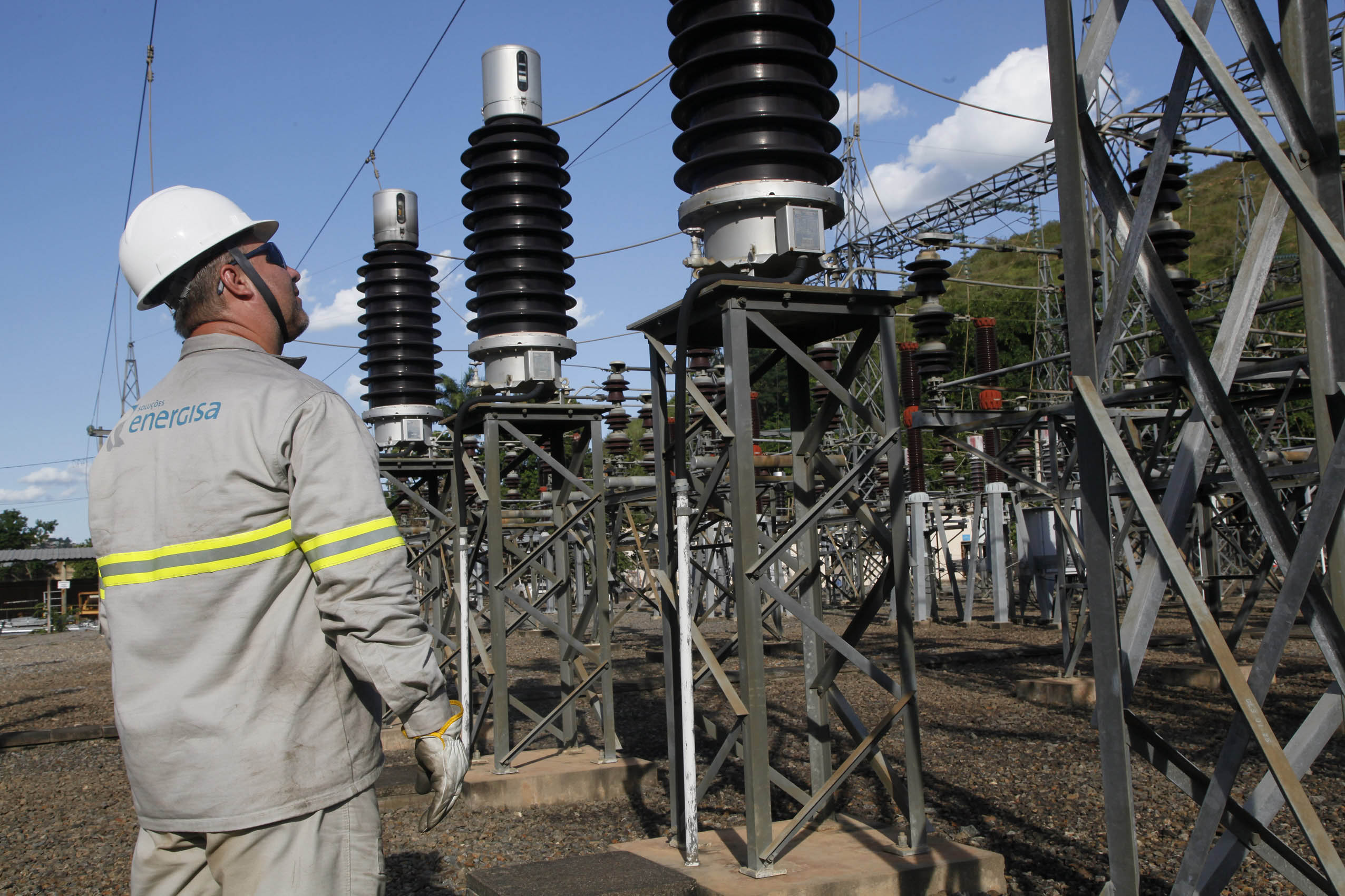 Eletricista em subestação da Energisa