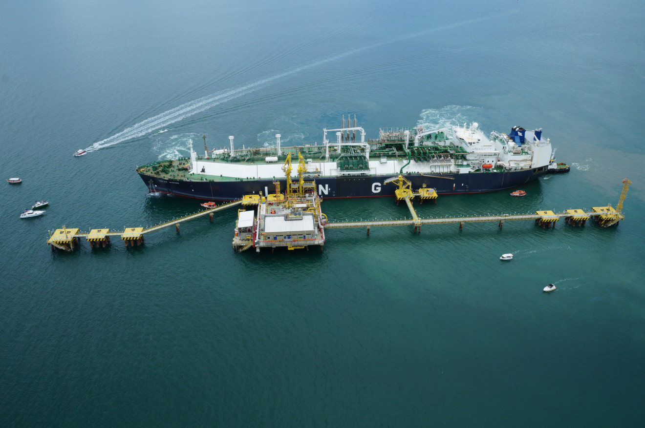 Navio regaseificardor VT1 atracado no pier do Terminal de Regaseificação de gás natural liquefeito da Bahia *** Local Caption *** Navio Golar Winter durante operação no Terminal de Regaseificação de GNL da Bahia – TRBA na Baía de Todos os Santos