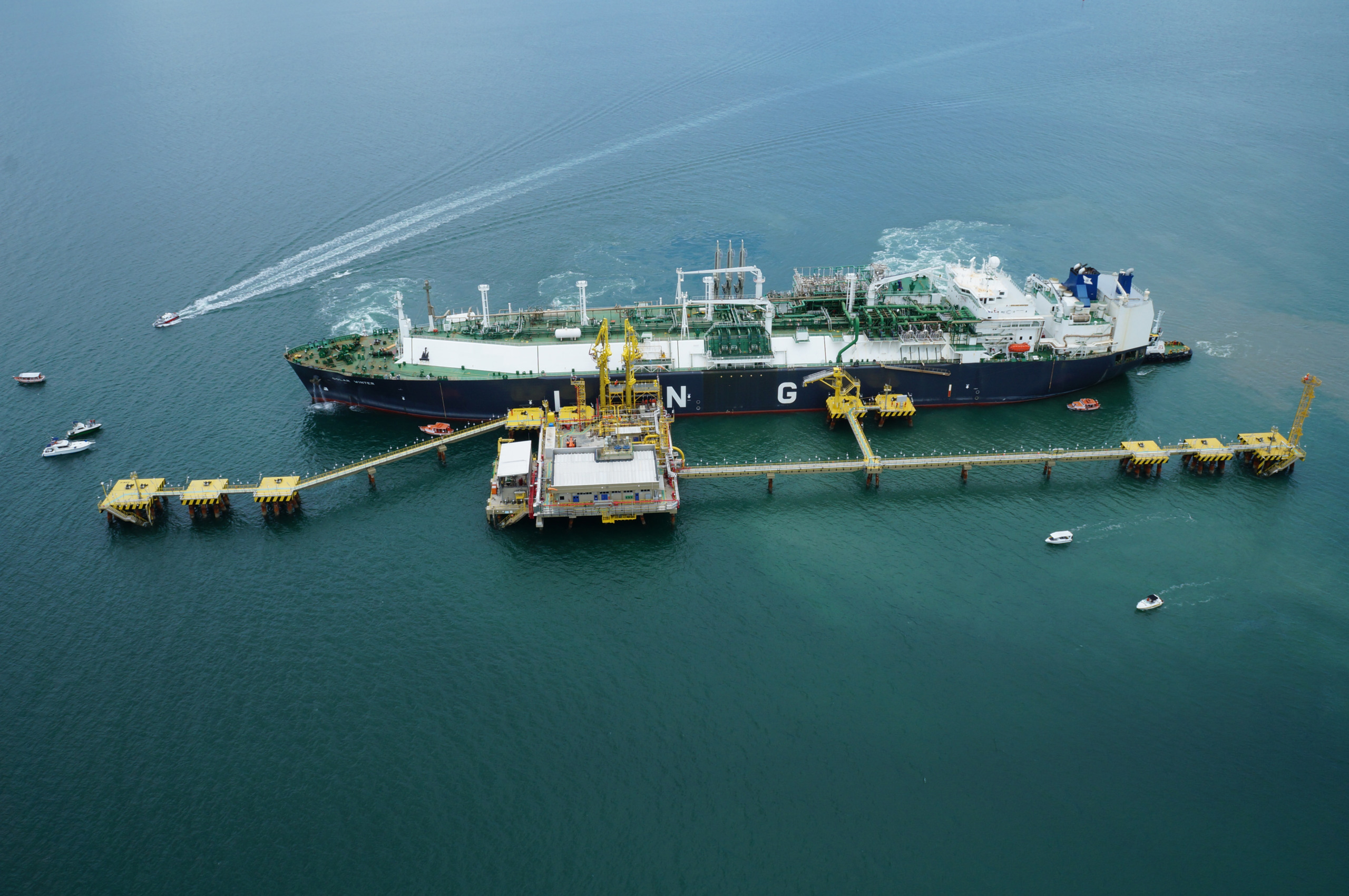 Navio regaseificardor VT1 atracado no pier do Terminal de Regaseificação de gás natural liquefeito da Bahia *** Local Caption *** Navio Golar Winter durante operação no Terminal de Regaseificação de GNL da Bahia – TRBA na Baía de Todos os Santos