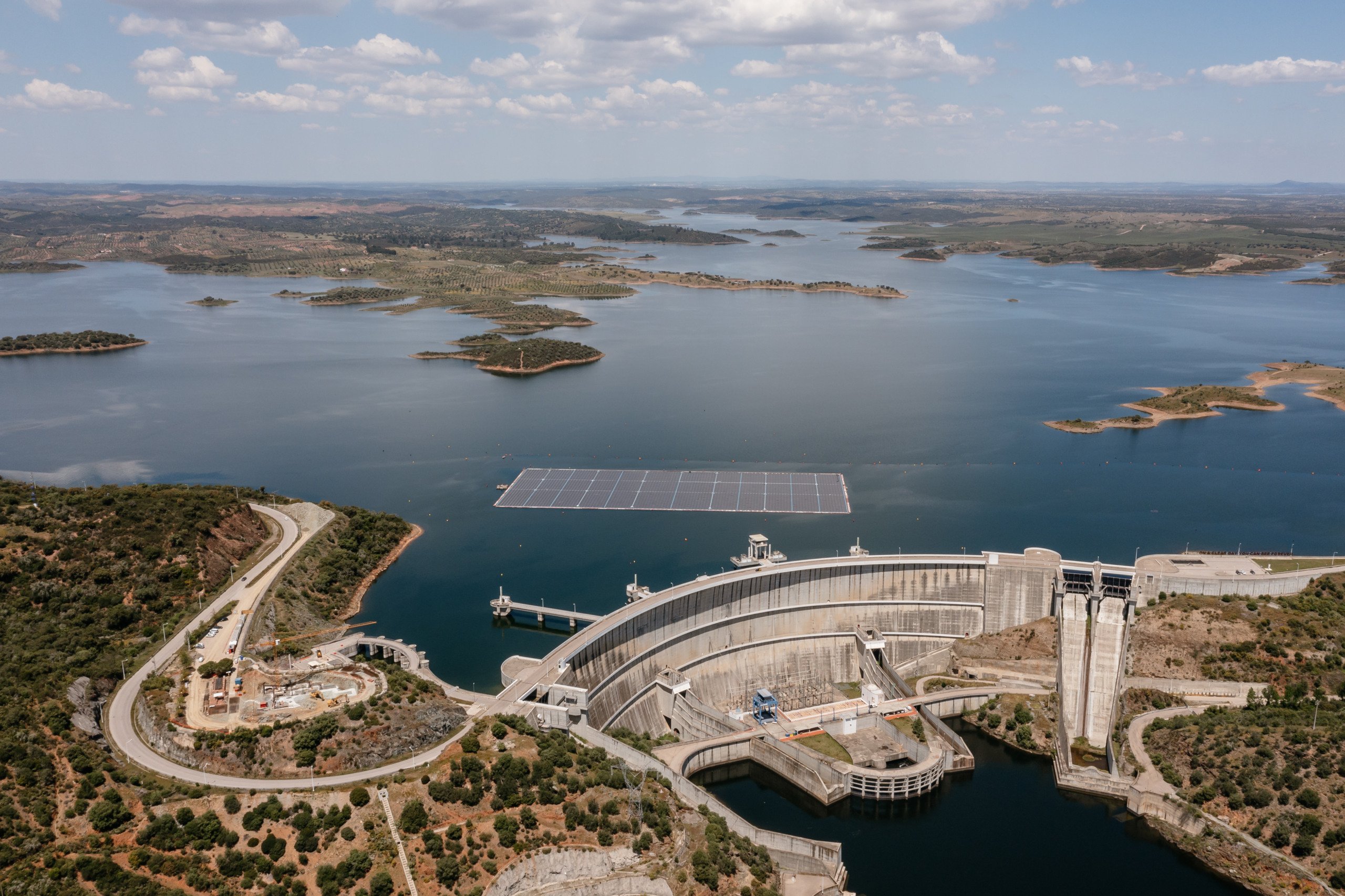 Usinas solares flutuantes por associação marcam aposta da Cemig em geração distribuída