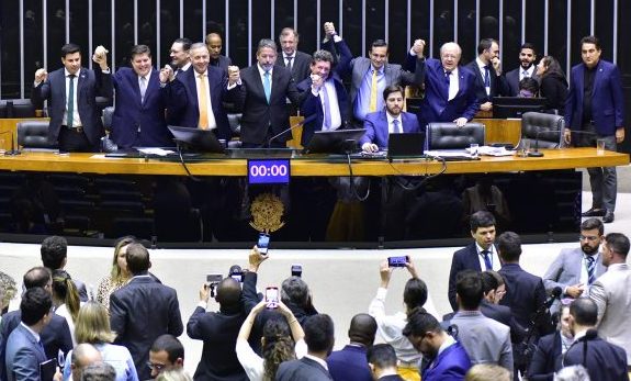 Câmara aprova Reforma Tributária sem regime de incentivos para MMGD