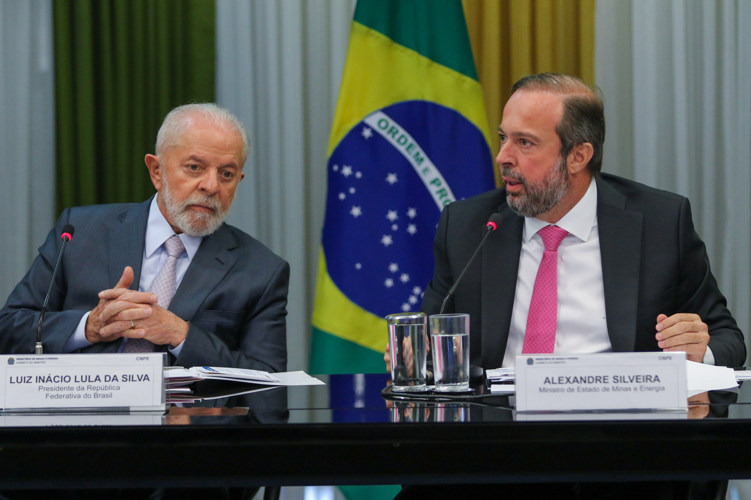 Brasília, DF 19/12/2023 O presidente Luiz Inácio Lula da Silva, acompanhado do vice-presidente Geraldo Alckmin e do ministro de Minas e Energia, Alexandre Silveira, participa da reunião do Conselho Nacional de Política Energética (CNPE) no Ministério de Minas e Energia. Foto: Fabio Rodrigues-Pozzebom/ Agência Brasil