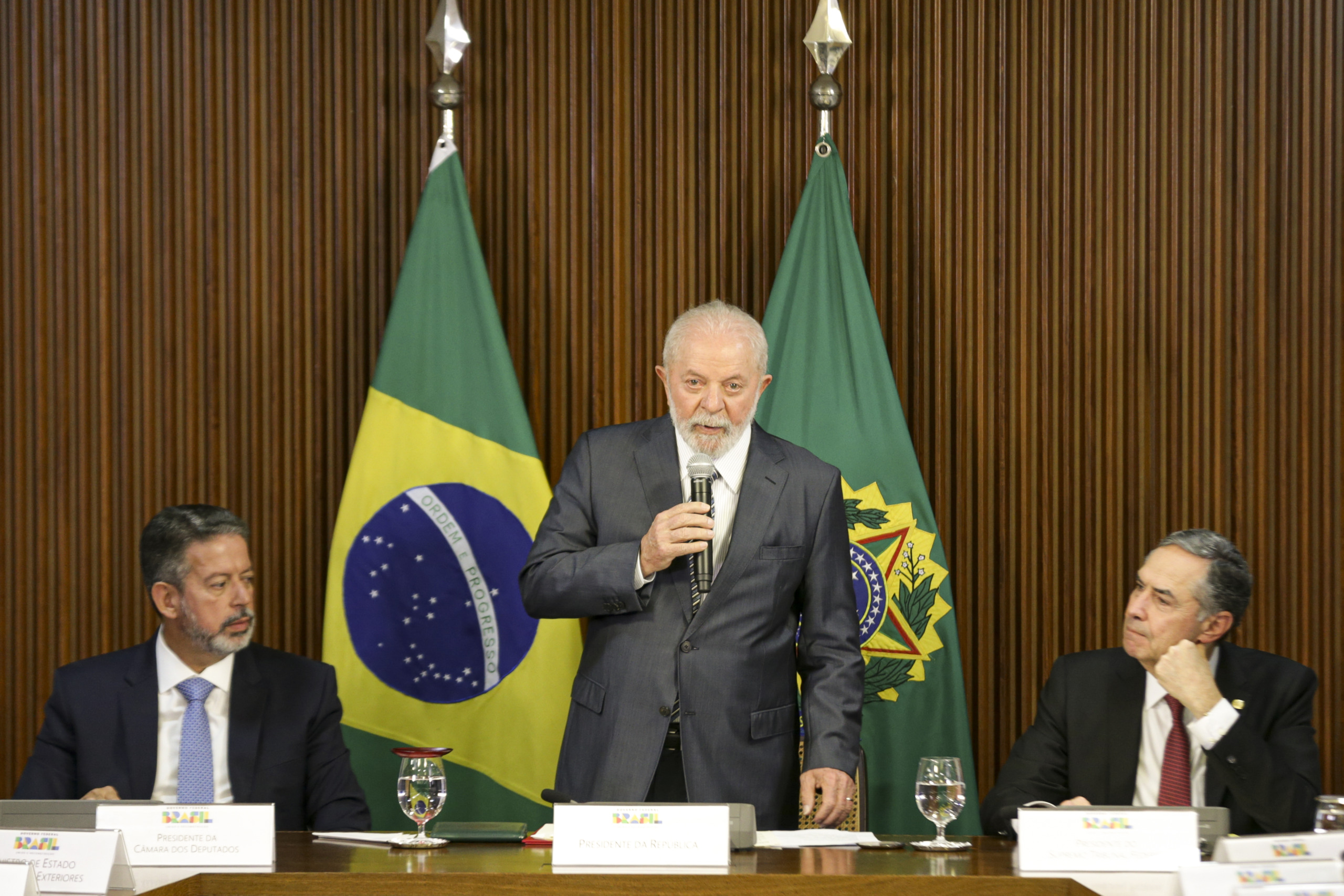 Brasília (DF), 23/11/2023 – O presidente da Câmara dos Deputados, Arthur Lira, o presidente Luiz Inácio Lula da Silva e o presidente do STF, Luís Roberto Barroso, durante instalação da Comissão Nacional para a Coordenação da Presidência do G20, no Palácio do Planalto. Foto: Marcelo Camargo/Agência Brasil