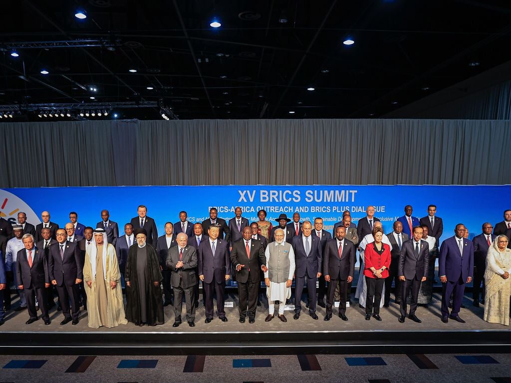 Joanesburgo, África do Sul, 24.08.2023 – Presidente da República, Luiz Inácio Lula da Silva, e presidentes dos países amigos do BRICS, posam para foto oficial após a reunião do grupo, no Sandton Convention Centre, em Joanesburgo. Foto: Ricardo Stuckert / PR