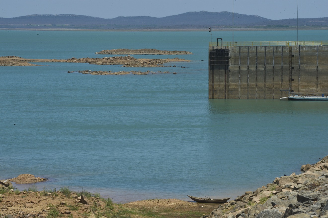 Sobradinho – A Usina Hidrelétrica de Sobradinho tem capacidade total de 1050 megawatts, mas com a falta de água só tem sido possível gerar cerca de 160 megawatts (Marcello Casal Jr/Agência Brasil) Sobradinho – A Usina Hidrelétrica de Sobradinho tem capacidade total de 1050 megawatts, mas com a falta de água só tem sido possível gerar cerca de 160 megawatts (Marcello Casal Jr/Agência Brasil)