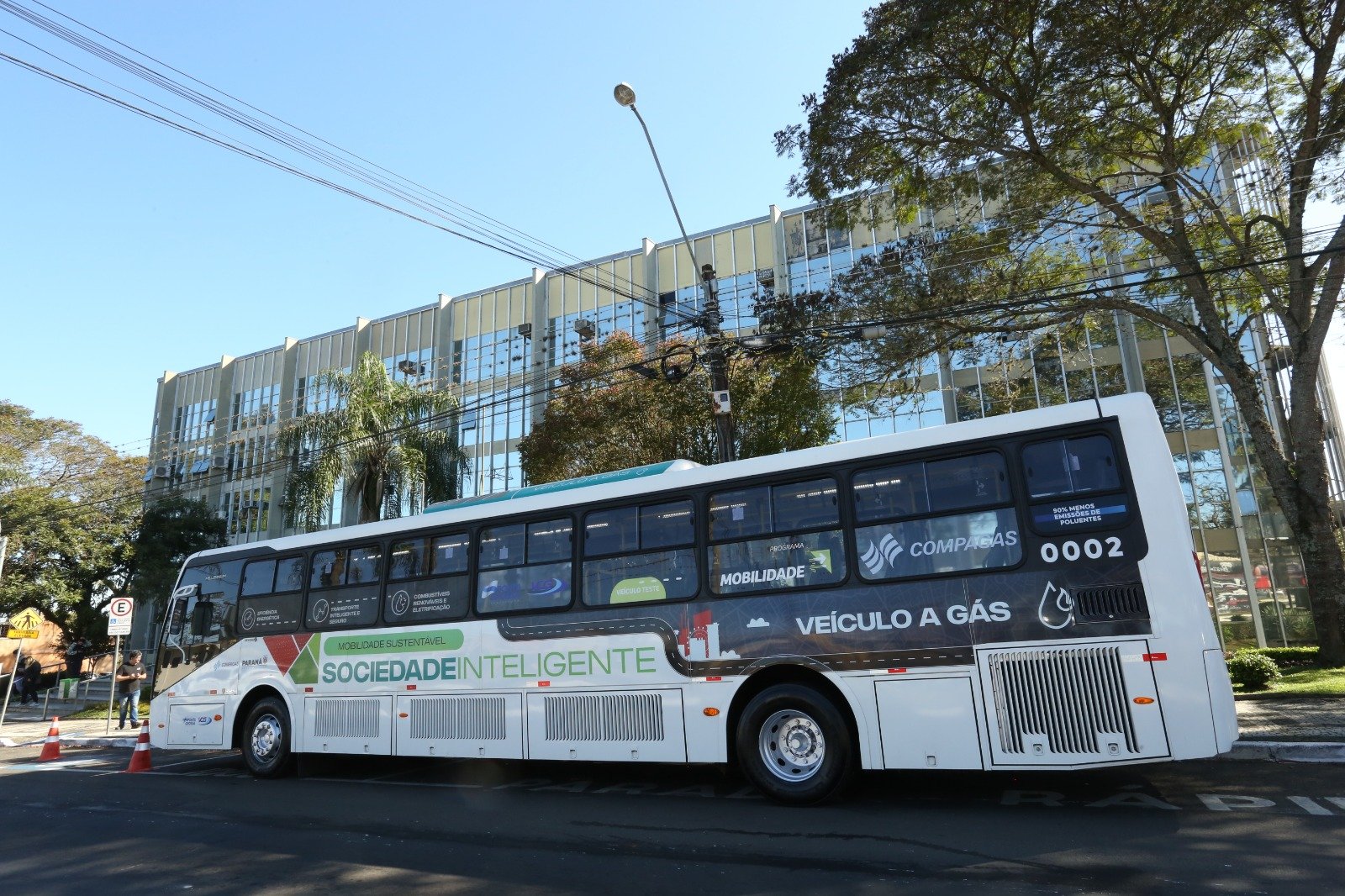 Ônibus e caminhões movidos a gás e biometano são testados no Paraná e em São Paulo