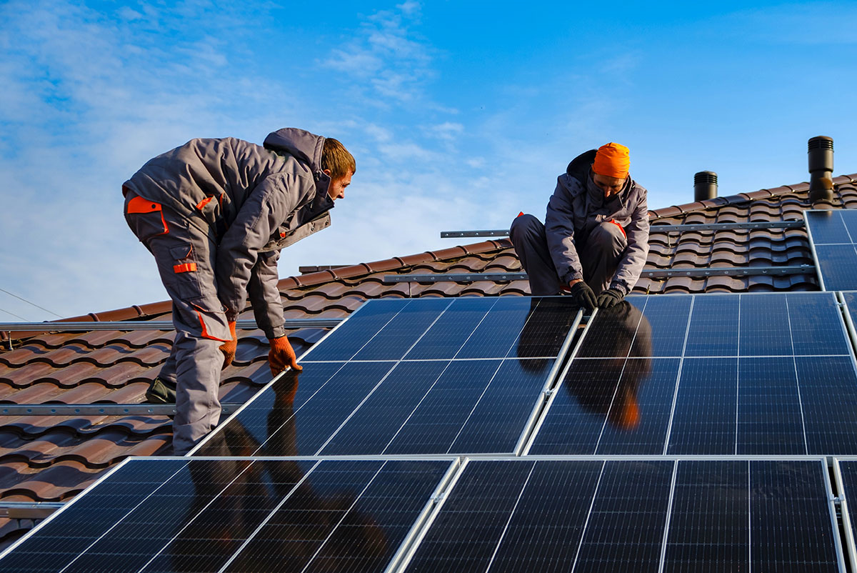 Instalação de paineis solares em telhado