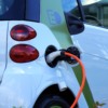 Veículo elétrico faz recarga. Foto: Pexels