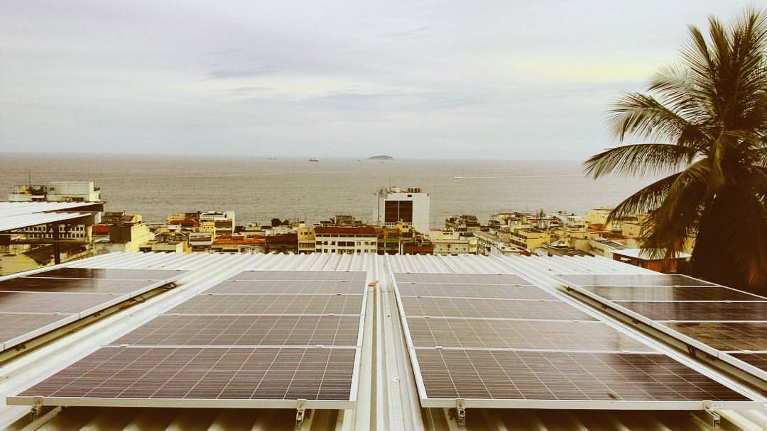 Microgeração solar em pousada no Morro da Babilônia, no Rio de Janeiro.