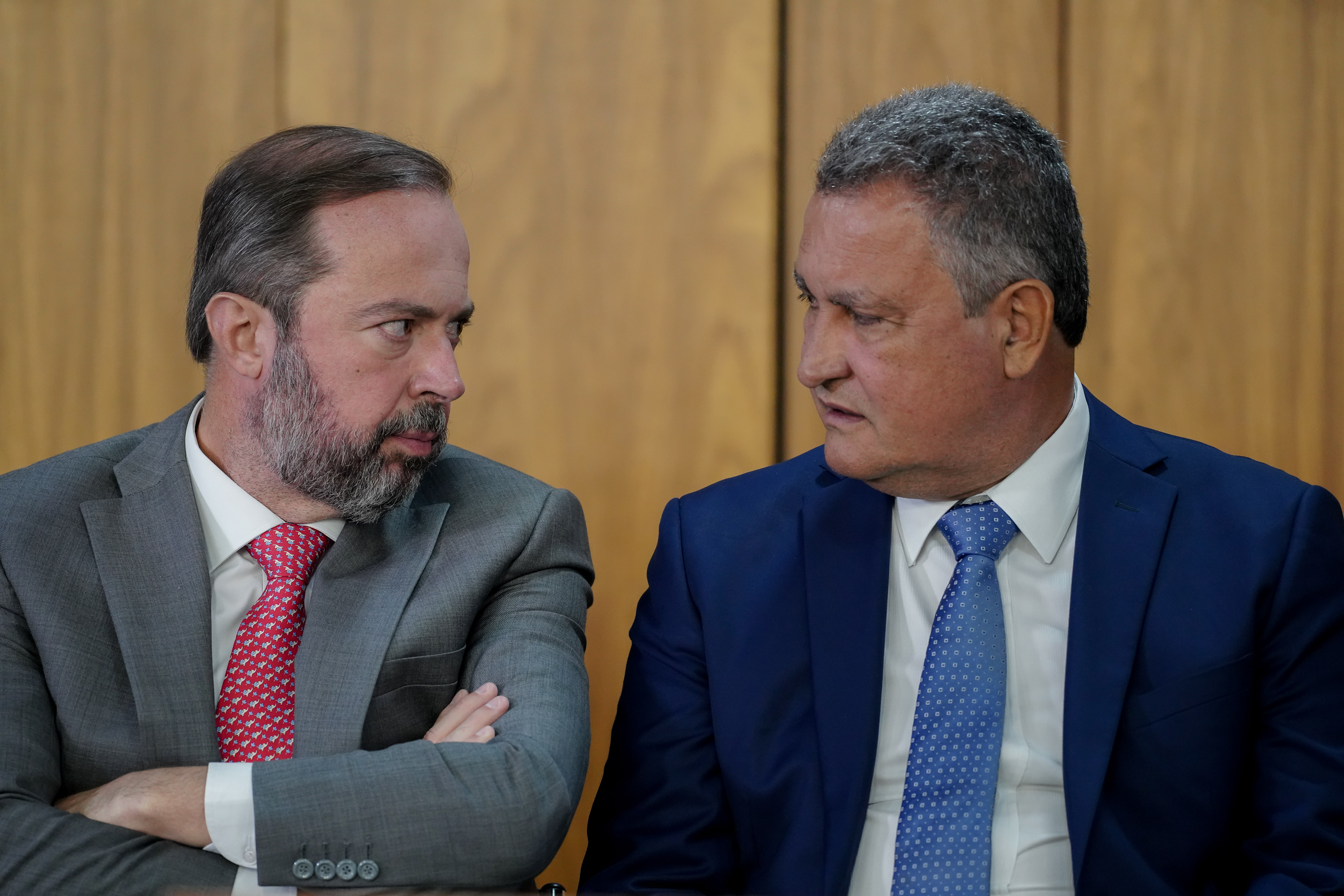 Alexandre Silveira (D) e Rui Costa (E), ministros de Minas e Energia e da Casa Civil. Foto: Rafa Neddermeyer/ Agencia Brasil.