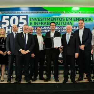 Autoridades do Paraná, incluindo o givernador do estado, Ratinho Junior, participam de evento para núncio de investimentos da Compagas no estado