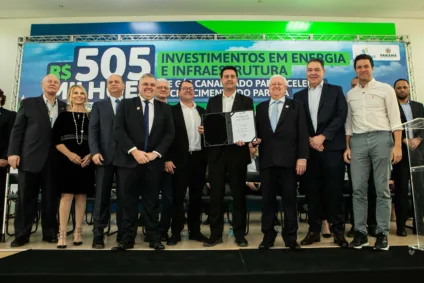 Autoridades do Paraná, incluindo o givernador do estado, Ratinho Junior, participam de evento para núncio de investimentos da Compagas no estado