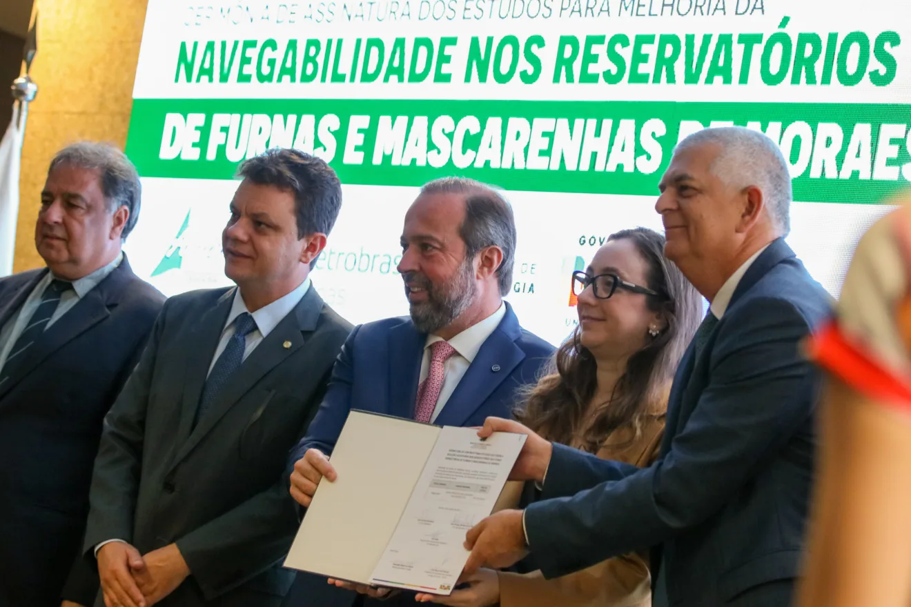 Brasília, DF 19/10/2023 O ministro de Minas e Energia, Alexandre Silveira, acompanhado do presidente da Eletrobrás, Ivan de Souza Monteiro, participa da cerimônia de assinatura de contrato para estudos que visam expansão de prestação de serviço de transporte aquaviário nos reservatórios das usinas hidrelétricas de Furnas e Mascarenhas de Moraes, ambos em Minas Gerais.