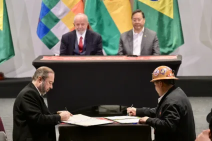 Ministro Alexandre Silveira assina acordos na Bolívia durante visita oficial - Foto: Ricardo Botelho/MME