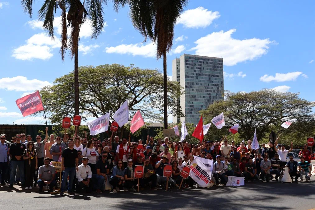 Servidores das agências reguladoras em ato em Brasília