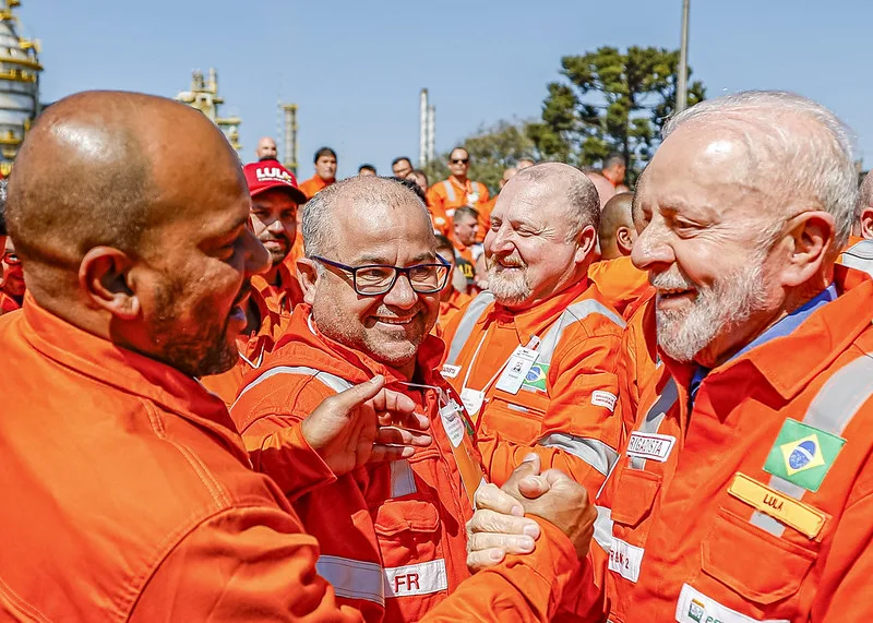 Presidente Luiz Inácio Lula da Silva com trabalhadores da Ansa na refinaria Getúlio Vargas. Araucária/Crédito: Ricardo Stuckert