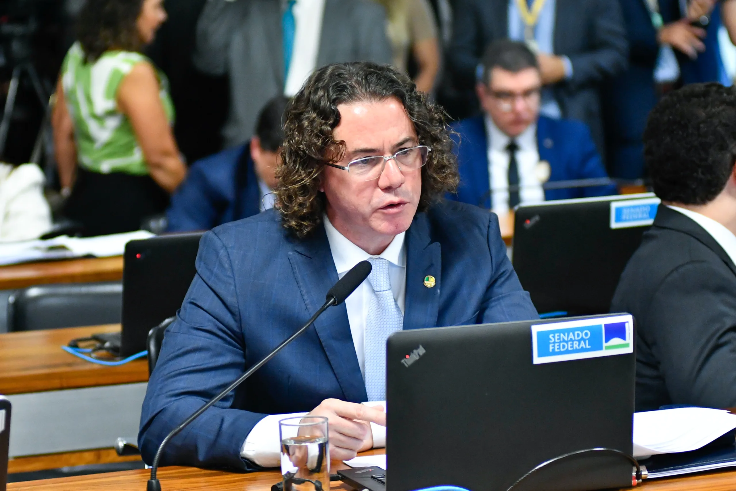 À bancada, em pronunciamento, relator do PL 528/2020, senador Veneziano Vital do Rêgo (MDB-PB).