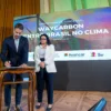 Governador do Rio Grande do Sul, Eduardo Leite, e representantes da Way Carbon e do Centro Brasil no Clima assinam contrato do Plano de Transição Energética Justa