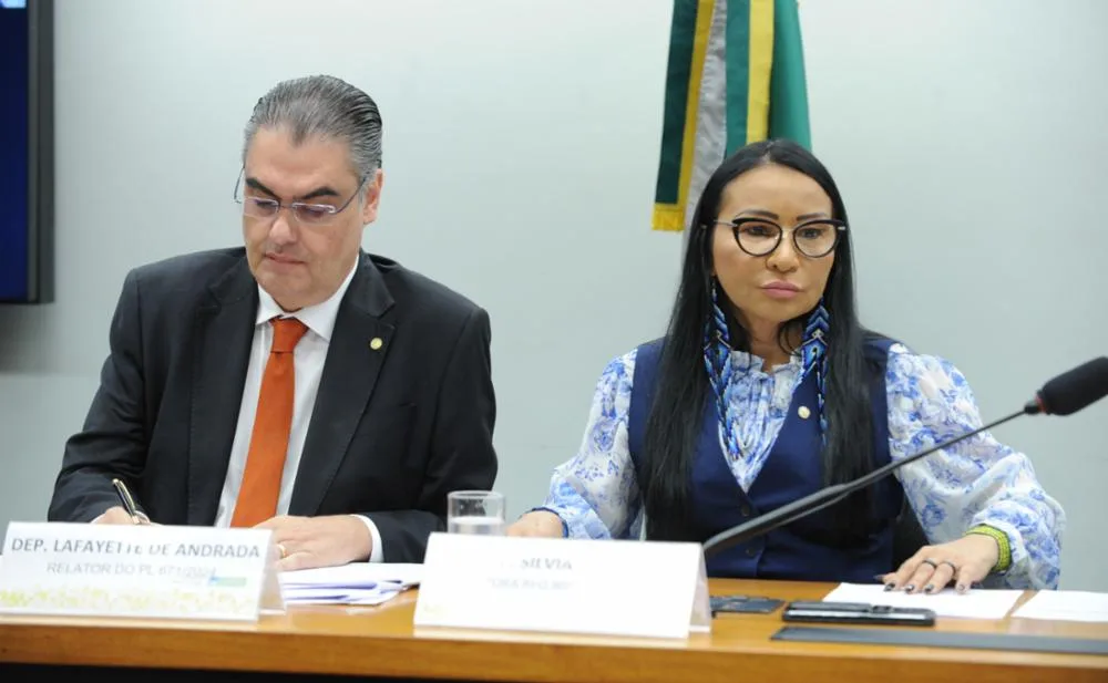 Deputados Lafayette de Andrada e Silvia Waiãpi em audiência pública na Câmara dos Deputados