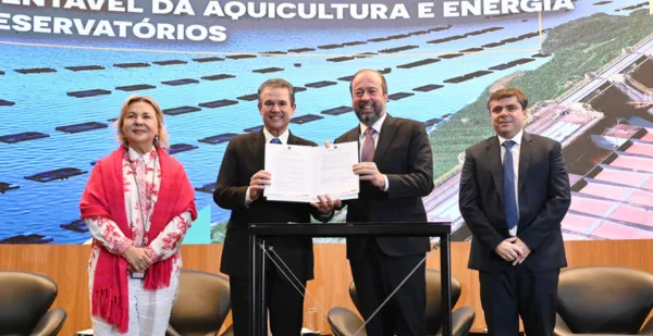 Acordo entre ministros de Minas e Energia, Alexandre Silveira, e da Pesca e Aquicultura, André de Paula. Crédito Ricardo Botelho (MME)