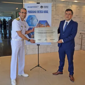 O CEO da Urca Trading, Dante Beneveni, entrega placa do contrato ao vice-almirante José Achilles Abreu Jorge Teixeira, chefe do Estado-Maior do Comando de Operações Navais e porta-voz do Programa Energia Naval